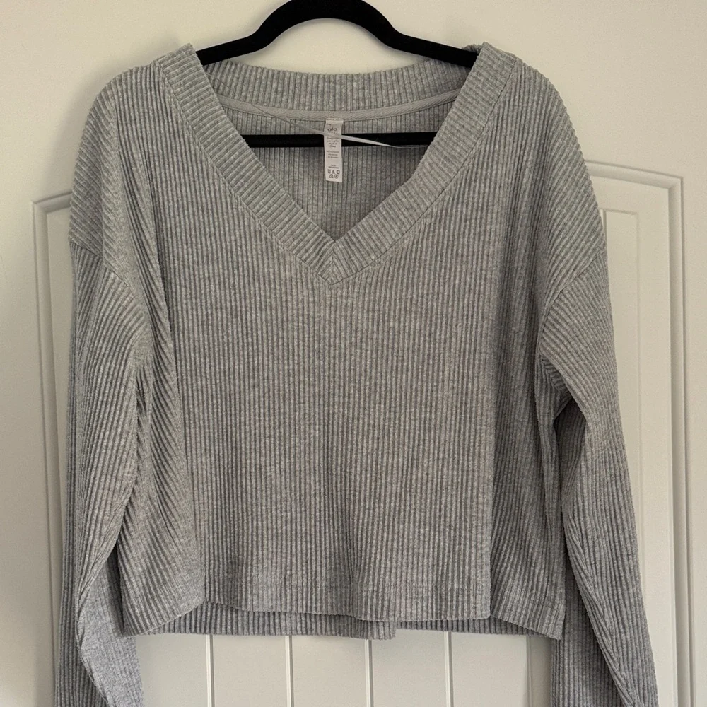 ALO Muse Gray V-Neck - Picture 1 of 3